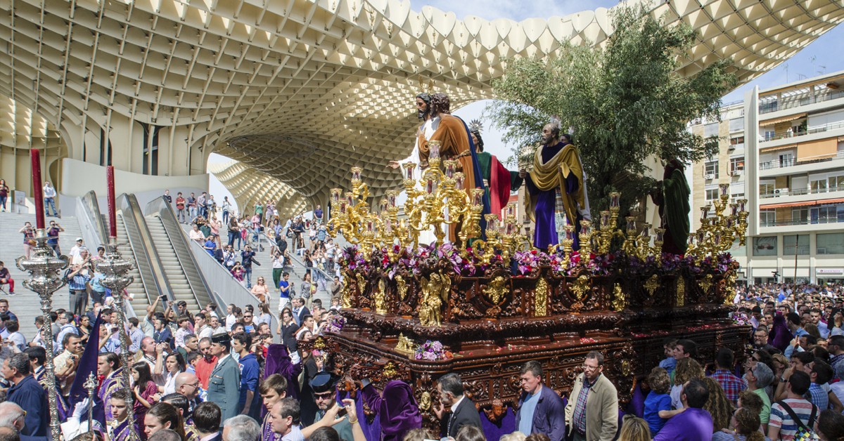 Procesión de Semana Santa bajo Las Setas Sevilla