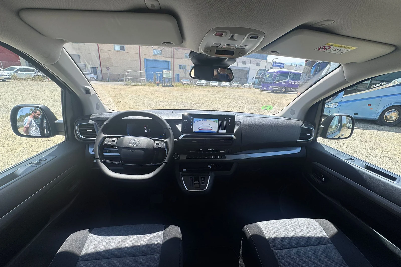 Interior de coche Toyota con pantalla central