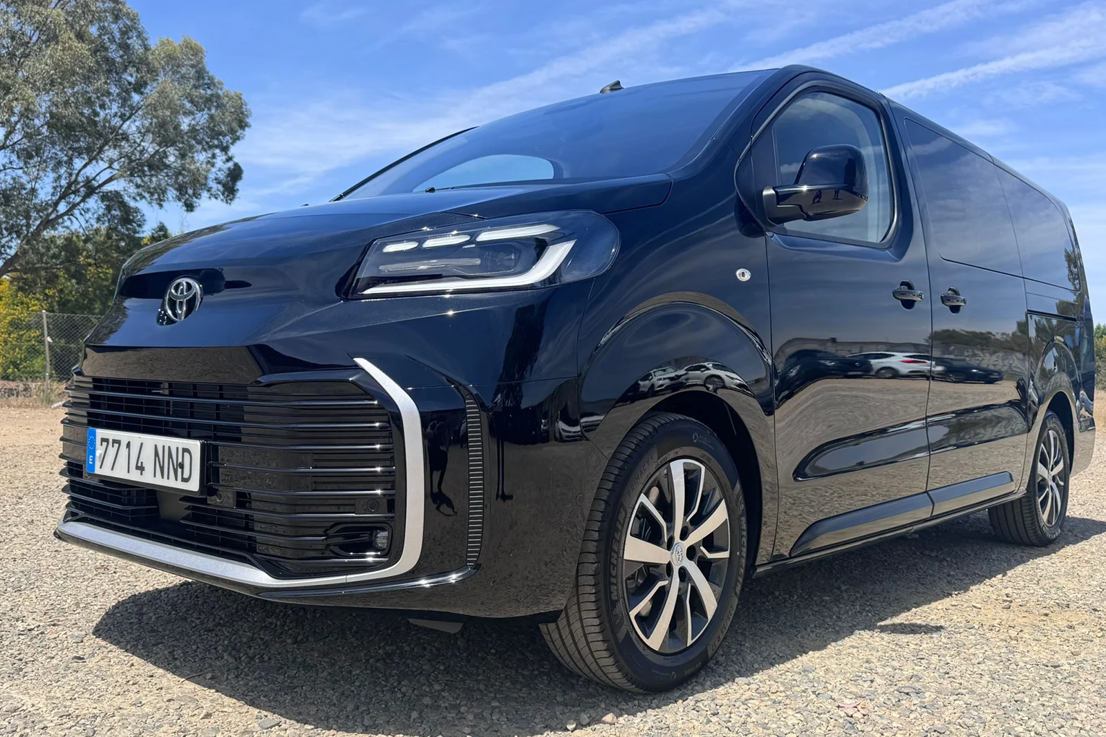 Furgoneta negra Toyota aparcada al aire libre