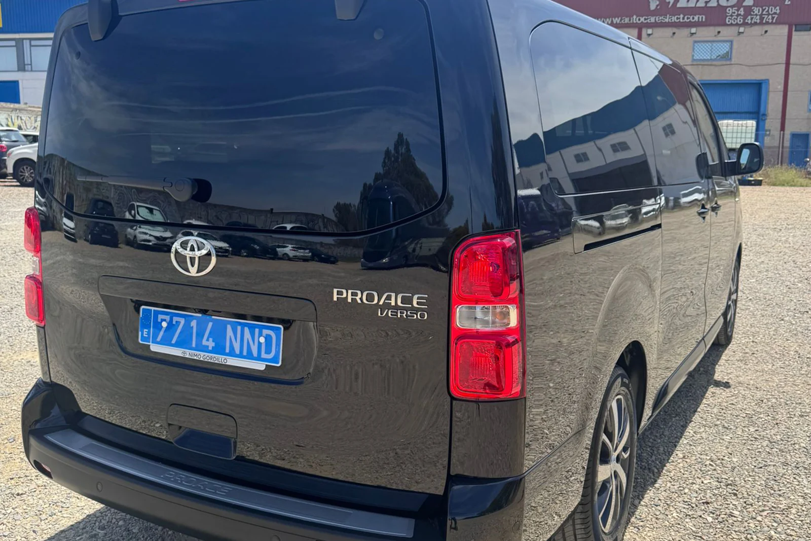 Parte trasera de Toyota Proace Verso negra